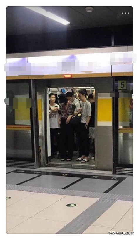 刘雯被偶遇，穿印花T+男士凉鞋气质炸裂，挤地铁也