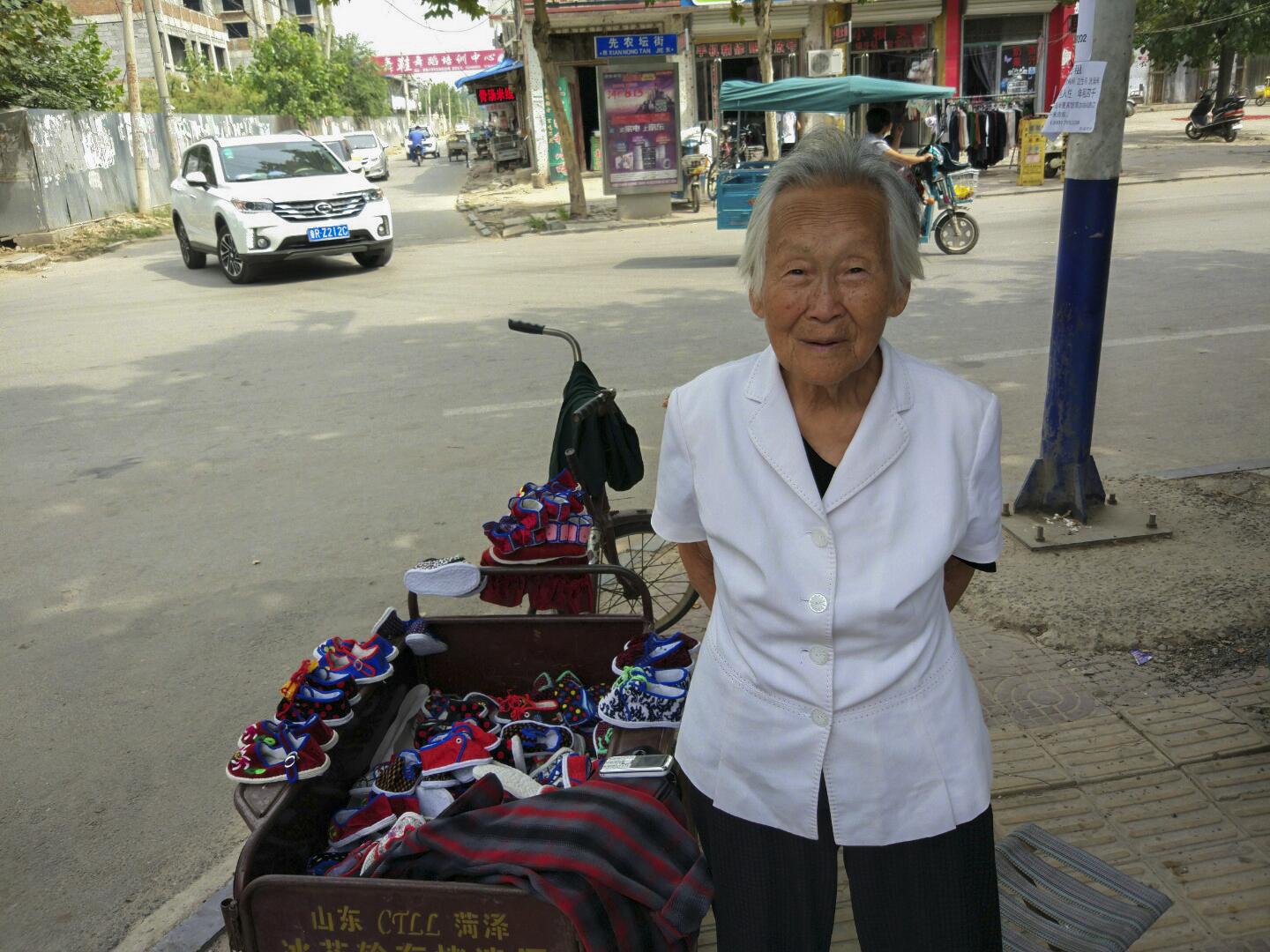 80岁老人亲手缝制传统布鞋售卖，不图赚钱，只为老