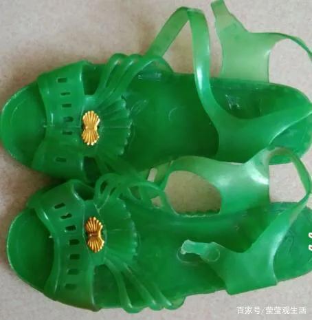 老凉鞋：八十年代风靡夏日的塑料凉鞋，穿过的都四