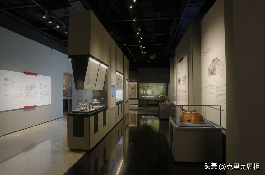 博物馆陈列柜(也称为陈列柜、展示柜、影盒或玻璃柜)是一个或多个透明钢化玻璃橱柜，用于展示供观看的物体。展示柜可以出现在展览、博物馆、美术馆等公众文化中心。通常，标签包