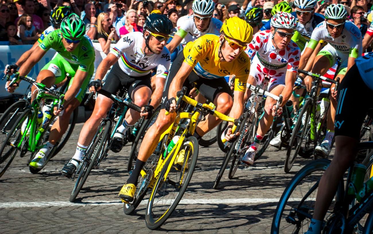 如今每个车迷都知道黄衫代表了自行车选手最高的荣誉。你可能不知道的是，早些时期的黄衫可是被各个车手嫌弃的服装。来看看各色服装的历史。黄衫（Le Maillot Jaune）黄衫：当天比赛