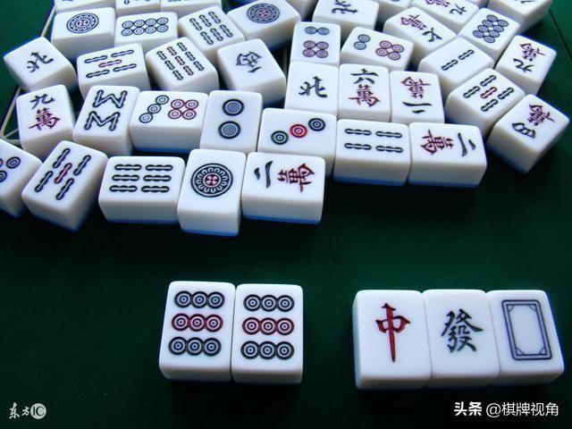 上饶麻将游戏是江西省上饶地区流行的麻将游戏，上饶麻将最大的特色就是字不靠，字牌不能用来吃牌，也不能用来组成顺子。再加上比全不靠更容易和的“十三浪”的新牌型的引入，
