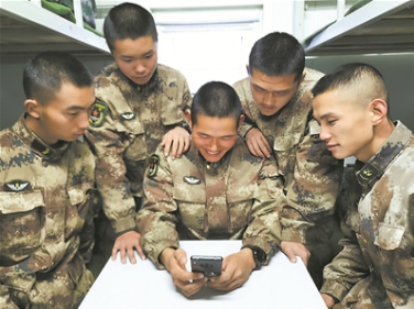 哨所官兵用手机与远方家人视频通话。张融融摄“昨天通了电，今天联了网，感觉和幸福撞了个满怀！”日前，西藏军区某边防团楚鲁错哨所喜讯频频。在军地各级的联合帮扶下，哨所