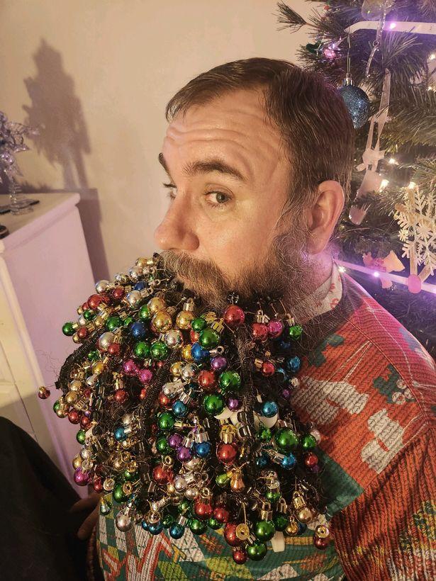 一男子在胡须上挂了710个圣诞装饰物，曾三次打破吉