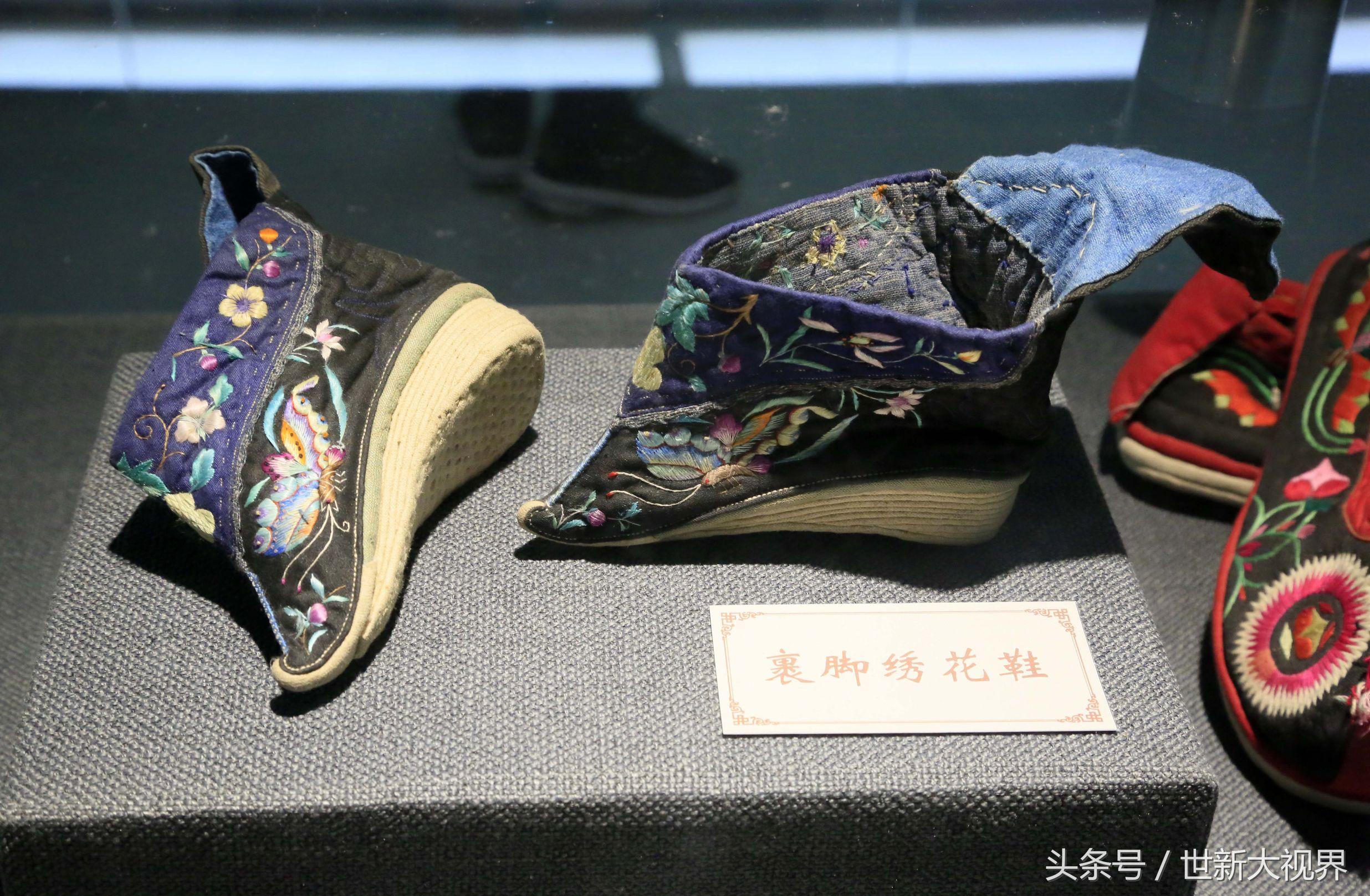 7月13日，在青海土族博物馆内拍摄到的“裹脚锈花鞋”。（更多精彩， 敬请关注头条号：世新大视界）游客在土族博物馆内观看“裹脚锈花鞋”。“裹脚锈花鞋”实际上就是书本里介绍