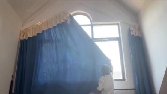 近日，就读于湖南电子科技职业学院的赵同学发布一则学校教室窗帘的视频“求解”：由于窗帘杆呈倒三角形状，窗帘怎么都拉不上去。据视频显示，该教室造型较为特别，有点像城堡