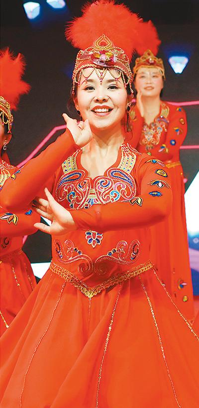 新疆乌苏，维吾尔族姑娘在表演舞蹈。 高 博摄(人民视觉)呼和浩特，蒙古族小朋友在玩“骑车”游戏。 丁根厚摄(人民视觉)四川甘孜，一对藏族母子在连片的花海中嬉戏。 王永战 谢臣