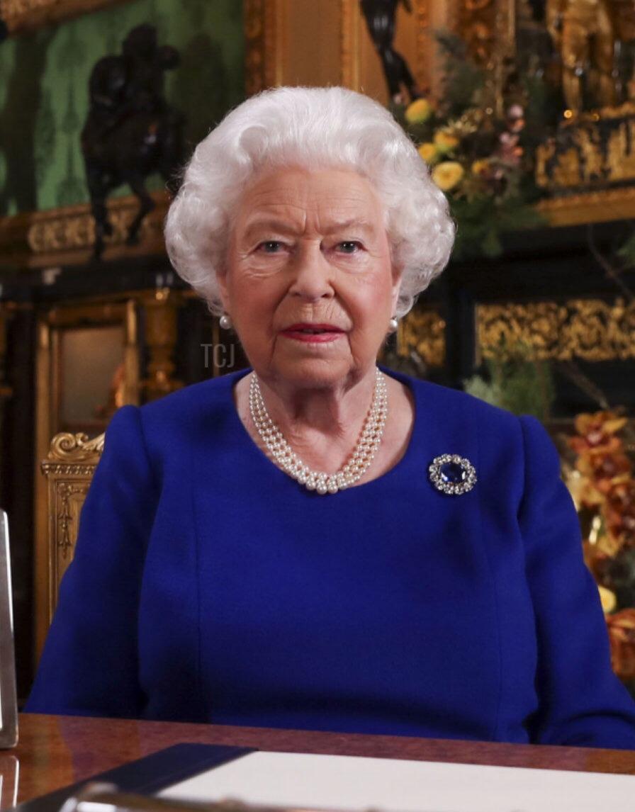 6款拍卖会蓝宝石胸针，有1款与英女王所戴是同款，