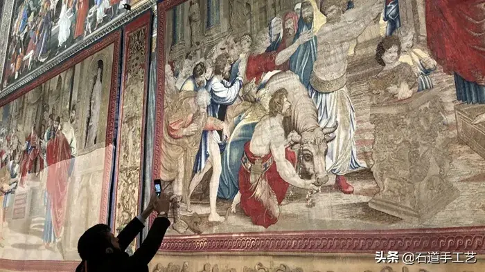 观众正在拍摄拉斐尔挂毯（图片来源：Getty Image）在刚刚过去的一周的时间里，十二件由拉斐尔创作的大型挂毯400多年来首次完整悬挂于西斯廷教堂，这是梵蒂冈博物馆为了纪念拉斐尔逝