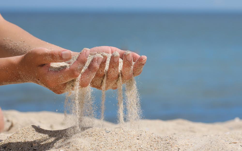 一个令人震惊的消息，据CNBC日前报道，全球正面临沙子短缺，在过去的20年中，全世界沙子的使用量增加了2倍，达到了每年400~500亿吨，而沙子的自然产生速度远远低于目前的使用增长速