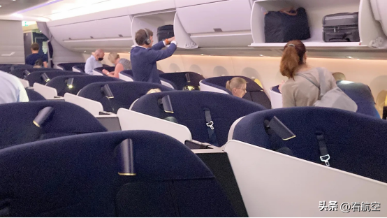 芬兰航空宽体空客机上的AirLounge商务舱座椅于2022年初亮相，在整个航空业中是独一无二的。是目前市场上唯一不会倾斜的长途商务舱产品！这款座椅由该航空公司与柯林斯航空航天公司