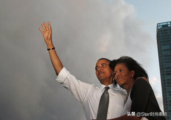 奥巴马携手爱妻米歇尔，穿抹胸长裙太美，两女儿颜
