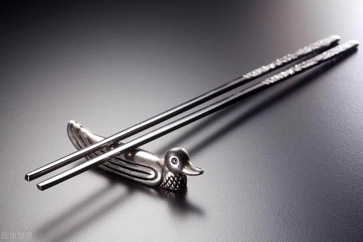  筷子是起源于中国，也是中华饮食文化的标志之一。 古代的筷子叫箸，也叫筯，还叫棶。筷子是木头、竹子、金属、象牙、塑胶等材质做成。《礼记》中记载：“羹之有菜者用梜，其无