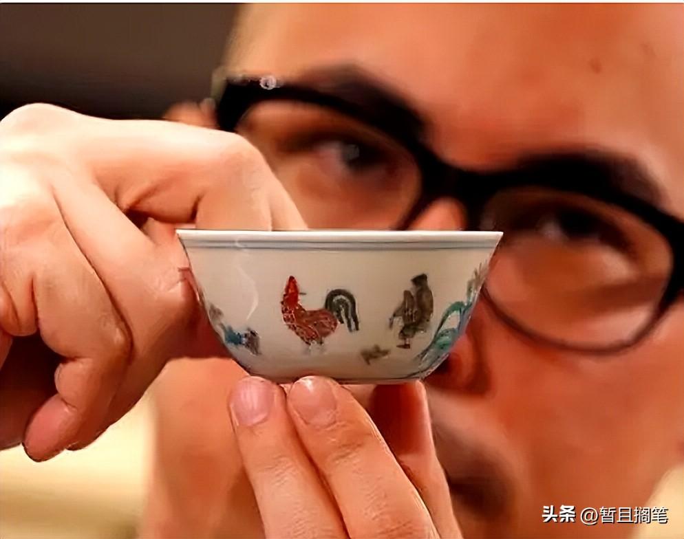 #头条创作挑战赛#这只小杯，懂的人都知道它叫“鸡缸杯”。图片来源于网络为什么这只小小的鸡缸杯，在浩瀚的中国陶瓷世界里，成为独特的瓷器名品？原来，真品背后有故事！古时候