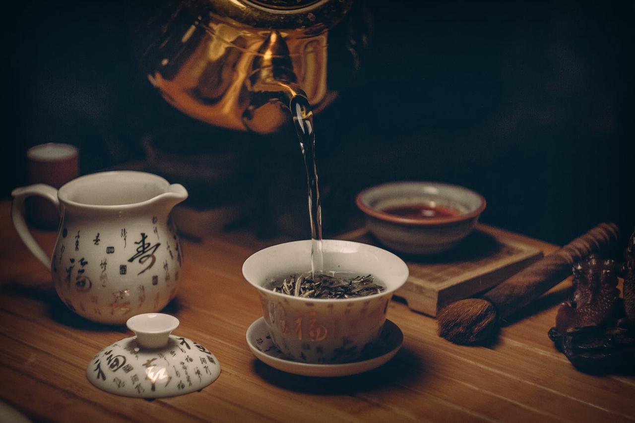 来源：【大河健康报】河南大学第一附属医院 韩简竹喝茶、品茶自古以来就深受中国人的喜爱。茶最早被发现是一种中草药，茶叶中富含咖啡碱、多种矿物质及微量元素、维生素C和B族