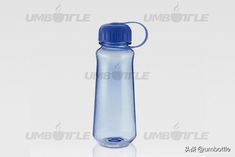 太空杯属于塑胶水杯中的一类，太空杯的主要特点是它的杯盖和杯身是一体的，其主要的材质是聚碳酸酯，即PC材质。因为其具有优异的电绝缘性、延伸性、尺寸稳定性及耐化学腐蚀性，