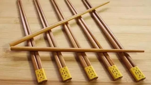 筷子，古称箸[zhù]、梜，通常由竹、木、骨、瓷、象牙、金属、塑料等材料制作。筷子是华夏饮食文化的标 志之一，也是世界上常用的餐具之一，其发明于中国，后传至朝鲜、日本、越