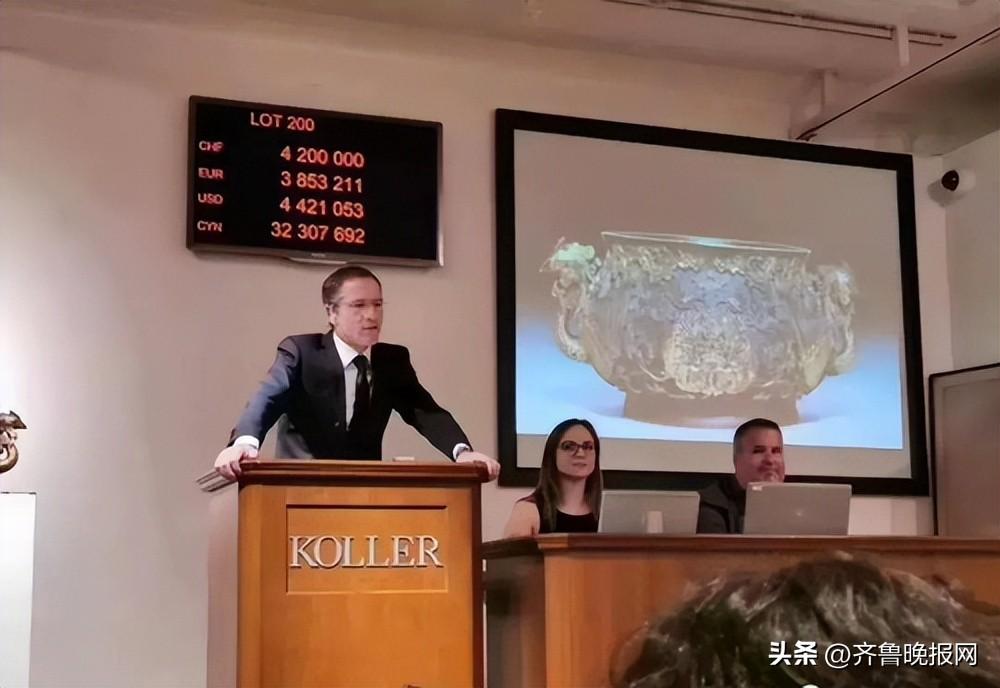 2019年，在瑞士阔乐Koller当地的一场拍卖会上，一件“牡丹凤凰”铜香炉成为众人竞逐的热门拍品，在几次叫价之后以485.83万瑞士法郎落锤，约合人民币3374万。一个香炉拍了3000多万，它