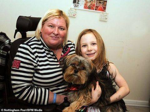 《每日邮报》1月3日报道，近日，英国一位身患绝症的母亲，为了给5岁女儿留下点纪念，她开始为女儿写生日贺卡。41岁的琳·皮尔斯在去年被诊断患有运动神经元疾病(MND)，医生说，她