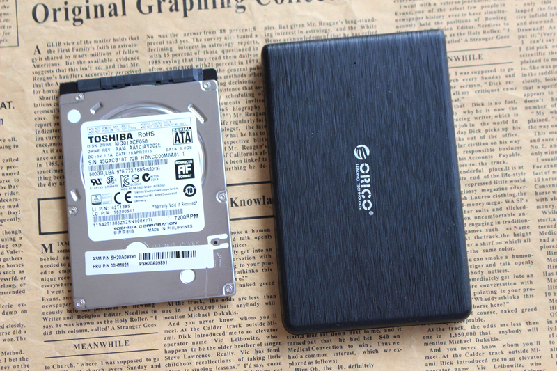 前段日子把小黑的500G硬盘给换成了SSD，然后这块机械盘就一直闲置，老想着怎么让它重新上岗，后来觉得搞成移动硬盘也挺不错的，于是就从网上下单了这个ORICO的移动硬盘盒。什么开
