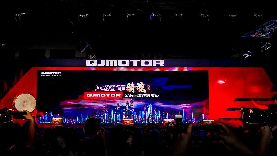 2020年9月重庆摩博会，QJMOTOR品牌正式发布，到2022年重庆摩博会不过短短两年时间，就已经推出了将近30款车型，这个速度堪称国产摩托车之最了，当然钱江的实力不止如此，因为还有1