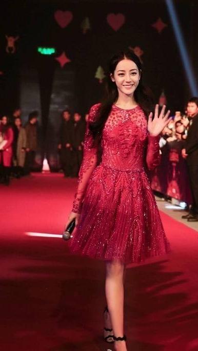 随着《跑男》热播，迪丽热巴自然活泼的风格深受粉丝们喜爱，在出席某活动时，热巴身着一件红色小礼服裙，明艳动人，真真是迷倒了一片又一片。然鹅，下面这位“美女”非常不巧