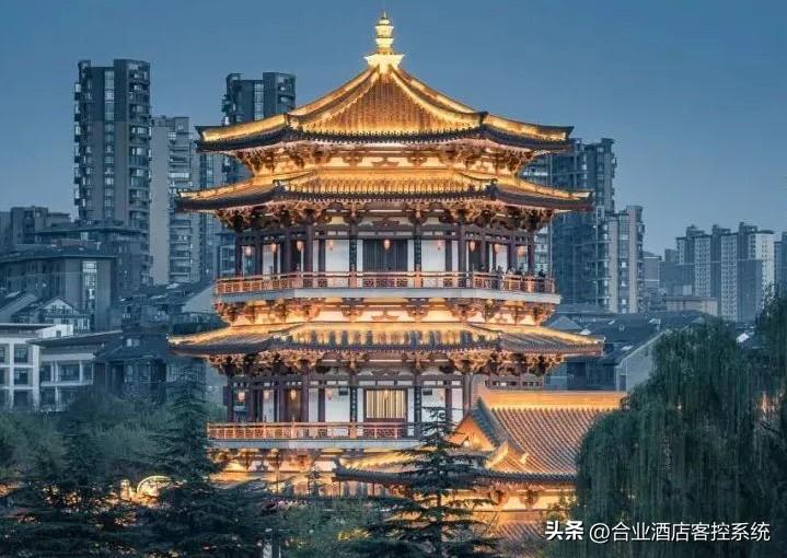 大唐芙蓉园位于陕西省西安市曲江新区，占地1000亩，其中水面300亩，总投资13亿元。它是中国西北地区最大的文化主题公园，建在原唐代荷花园遗址的北面，是中国第一个全面展现盛唐