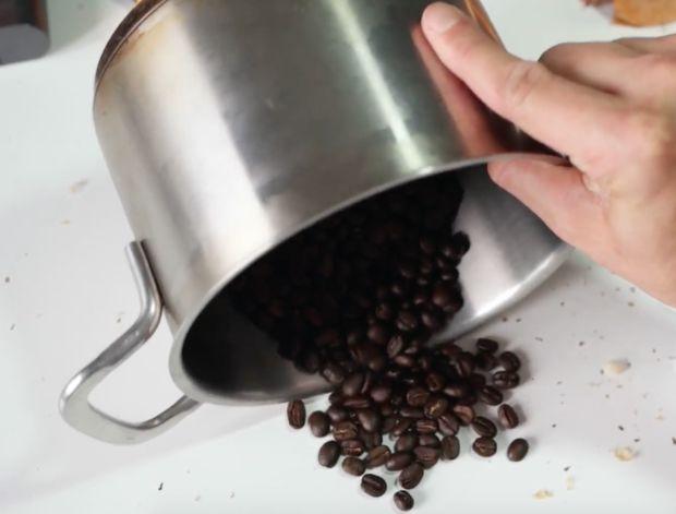 咖啡豆，相信各位喜欢喝咖啡的人都不会感到陌生。要想喝到一杯香浓的咖啡，就要将生咖啡豆进行烘焙然后在研磨成粉末才能够用来冲泡。很多人会认为烘焙咖啡豆需要用到非常专业
