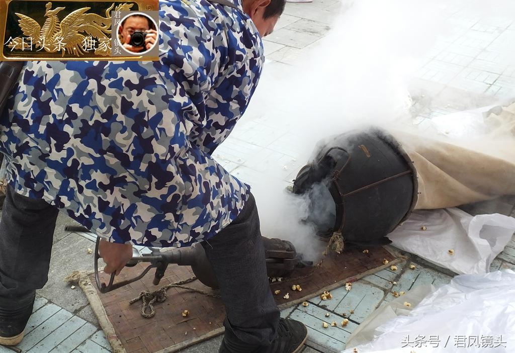 2018年1月19日，湖北宜昌市夷陵区官庄村，夷陵官庄“腊八”民俗文化庙会启幕。一位名叫佘庆寿的民间艺人在庙会上用老式爆米花机爆米花，吸引了很多人观看。中国老式爆米花机是一