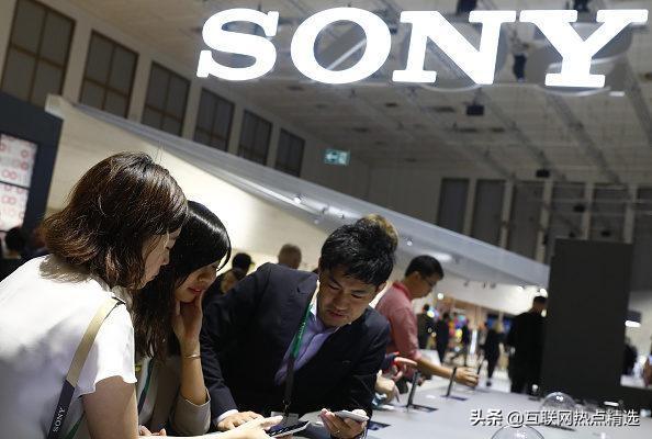 索尼本周四表示，为了削减成本，未来几天将关闭该公司在北京的智慧型手机工厂，把生产线转移泰国。（中国手机市场持续低迷。继韩国三星电子日前决定关闭天津工厂后，日本（S