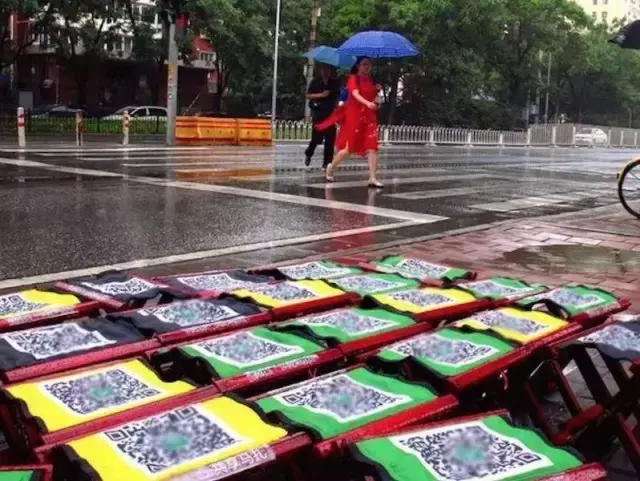 如果说共享充电宝和共享雨伞还在你的认知范围内的话，共享个马扎怎么样？是不是觉得想象力被蹂躏了。就在这个阴雨绵绵的礼拜天，一批带着共享字样的马扎出现在了北京平乐园、