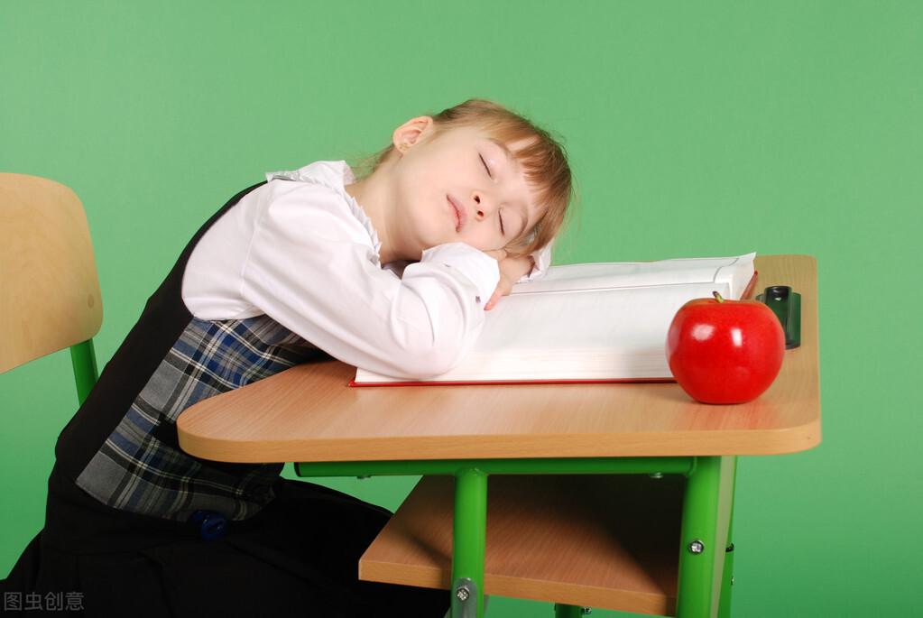 大部分的中国人都有睡午觉的习惯，自然也就包括了在校读书的中小学生。但是，由于学校的空间有限，大多数的学生如果想要做一个短暂的午休，只能趴在课桌上午睡。但是，趴在课