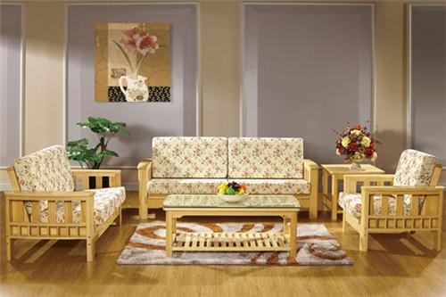 实木沙发是现代装修最常使用的装饰品，为装修提升档次的同时，也逐渐提高着装修者的品位，让整体装修散发出独特的奢华气息。实木沙发作为奢侈品，其价格在市场上也饱受争议，