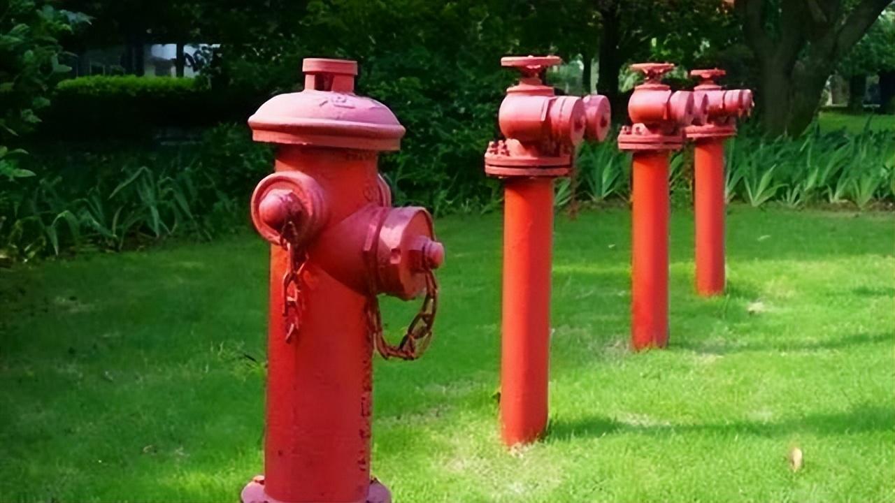 第一章消火栓概述一、消火栓定义消火栓，作为一种固定式消防设施，主要作用是控制可燃物、隔绝助燃物、消除着火源。分室内消火栓、室外消火栓（地上消防栓和地下消防栓）。消