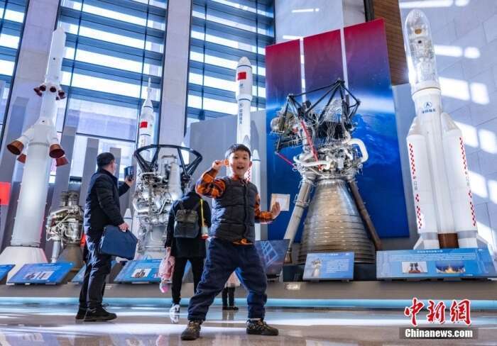 中国载人航天工程三十年成就展近日在国家博物馆展出，向公众展示了空间站组合体、天和核心舱等模型。去年年底中国空间站全面建成后，工程已转入应用与发展阶段。作为中国航天
