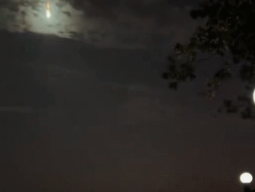 2022年12月15日傍晚，一团明亮的火光划破夜空，浙江省杭州、金华、宁波等地的网友目睹了这一场景，多位网友的行车记录仪，也拍到了“火球”从天而降。“速度很快，很亮”“当时天