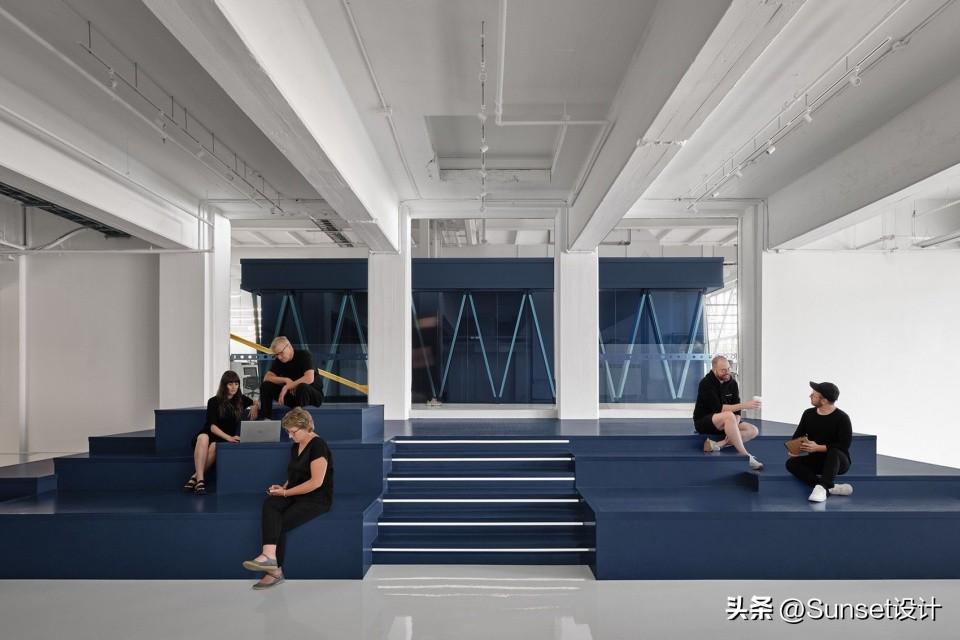 蒙特利尔知名建筑师事务所Blanchette Architectes刚刚为Vention完成了一座旧地毯工厂的改造。借助此项目，这家专注于工业自动化的公司获得了两层新的办公空间，总计面积超过15000平方英尺