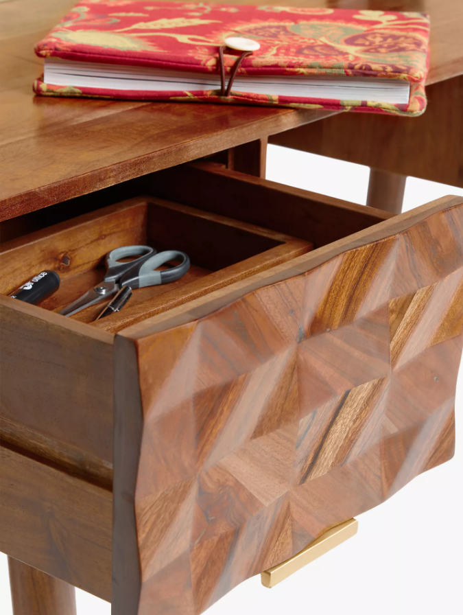 几何立面实木书桌这款几何立面办公桌由实木制成，并采用镶嵌技术设计，营造出一种有质感的几何立面，与您的家庭办公室相称。桌子两侧的抽屉正面被切割成一定角度，然后重新组