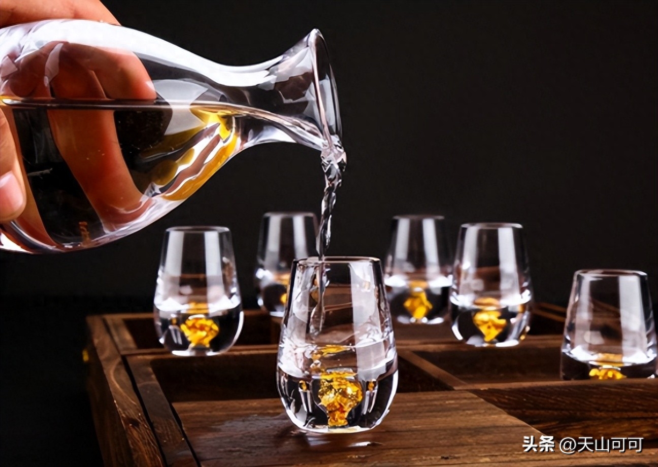 盘点“最好喝6大白酒”，喝过3款的都是老酒民，真是慧眼识好酒中国自古以来都是喝酒大国，白酒一直以来在中国人的日常生活中是有很大的作用和影响的，白酒对于中国人来说是很有