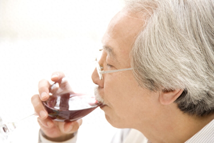 中年男子坚持每天喝红酒活血化瘀、软化血管，1个月