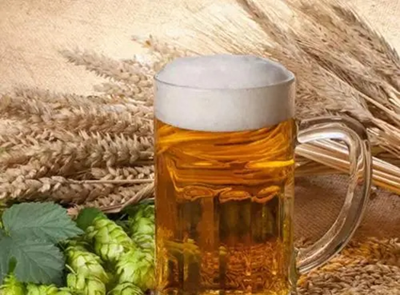 随着夏季的来临，越来越多的人喜欢品味冰凉爽口的啤酒。工业啤酒常被认为口感单薄、像水一样。然而，并非所有工业啤酒都如此，有些口感丰富、泡沫醇厚，的工业啤酒，它们会带