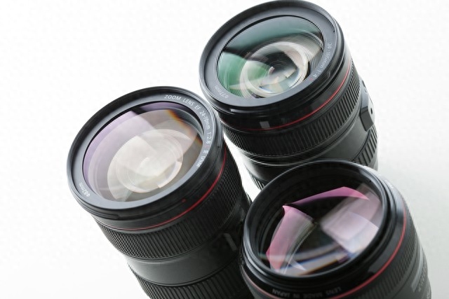 首先，什么是相机镜头？相机镜头，是指安装在相机上用以聚焦光线并制作出图像的光学系统。镜头的设计与制作对于图像的质量有着至关重要的影响，它可以决定图像的清晰度、色彩