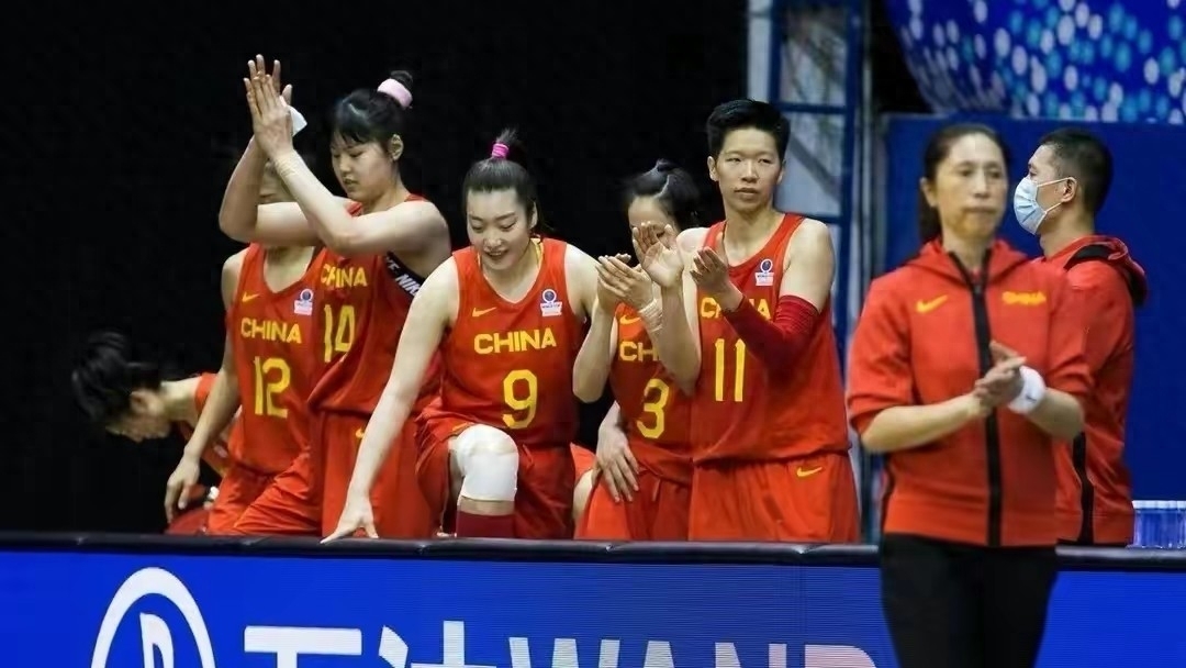 随着中国女篮在亚运会上夺得冠军，球迷们的欢声雷动中，韩旭的冷漠与怒摔浴巾成为了讨论的焦点。背后的原因是什么？是对自己的上场时间不满？还是对队员的表现抱有保留？在这