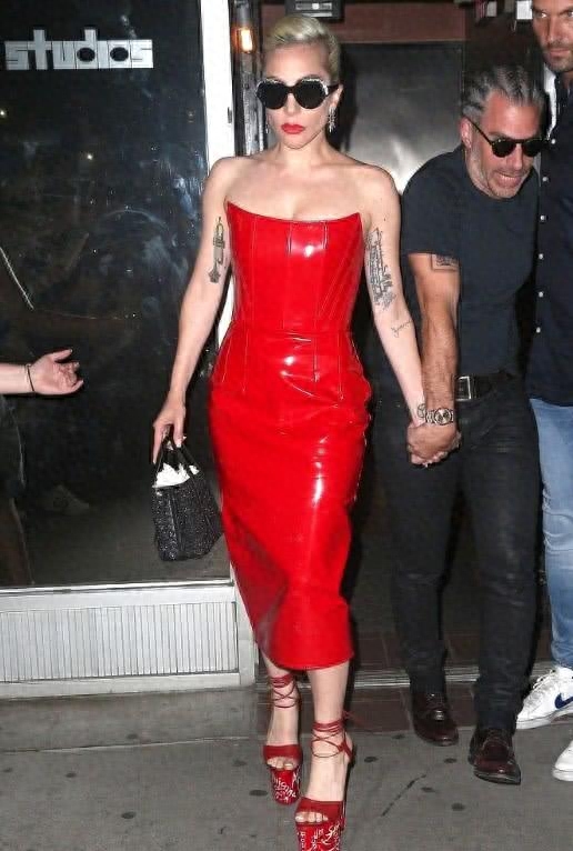 Lady Gaga为了显高也是拼了，防水台高到要人牵着走！