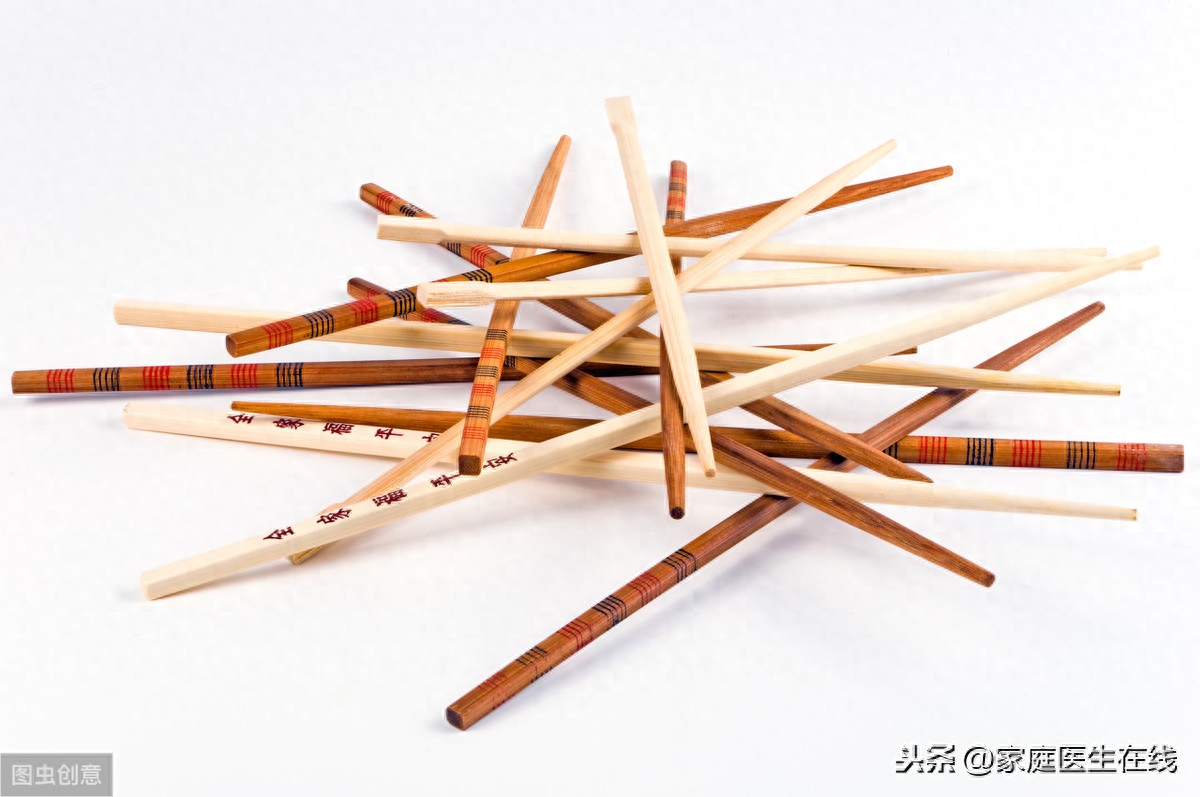 筷子是我们日常饮食必不可少的工具，但是木质的筷子使用超过了6个月以上会滋生细菌，即使每天做好清洁以及定期消毒也难以保证筷子的卫生。筷子多久更换一次好？1、木筷子或者竹