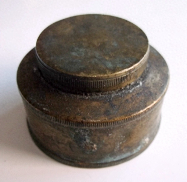 铜制老物件在古代是比较常见的，很多大户人家的用品大多都会用铜制的器具。但随着时代的发展，铜越来越精贵，市面上比较多见的是铁制老物件。现在在我们生活中铜制物件并不多