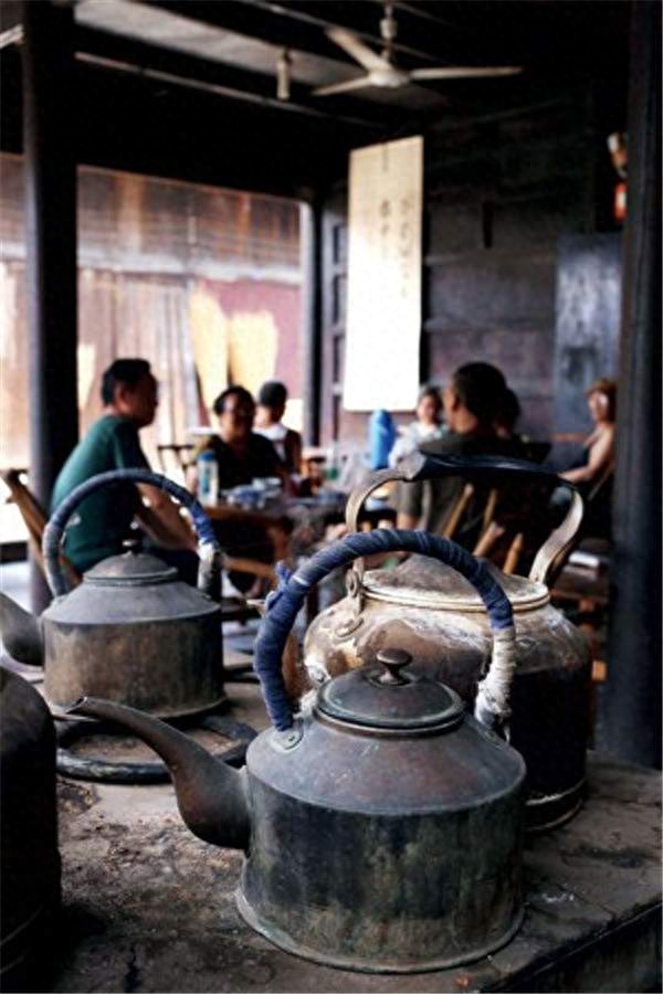 茶馆的名称、地点、茶具以及堂倌等都反映出茶馆文化。在四川，人们一般不称茶馆而叫“茶铺”、“茶园”、“茶厅”、“茶楼”、“茶亭”、以及“茶房”等等，但茶铺为最通常的