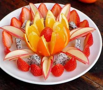 水果拼盘。不需要特地去准备些好的水果，就用家里现成的做就可以了，您也可以随自己的喜好，选些上好的水果来做。主料苹果 (1个)； 火龙果 (1/4个) ；草莓 (数个) ；橙子 (1个)做法小