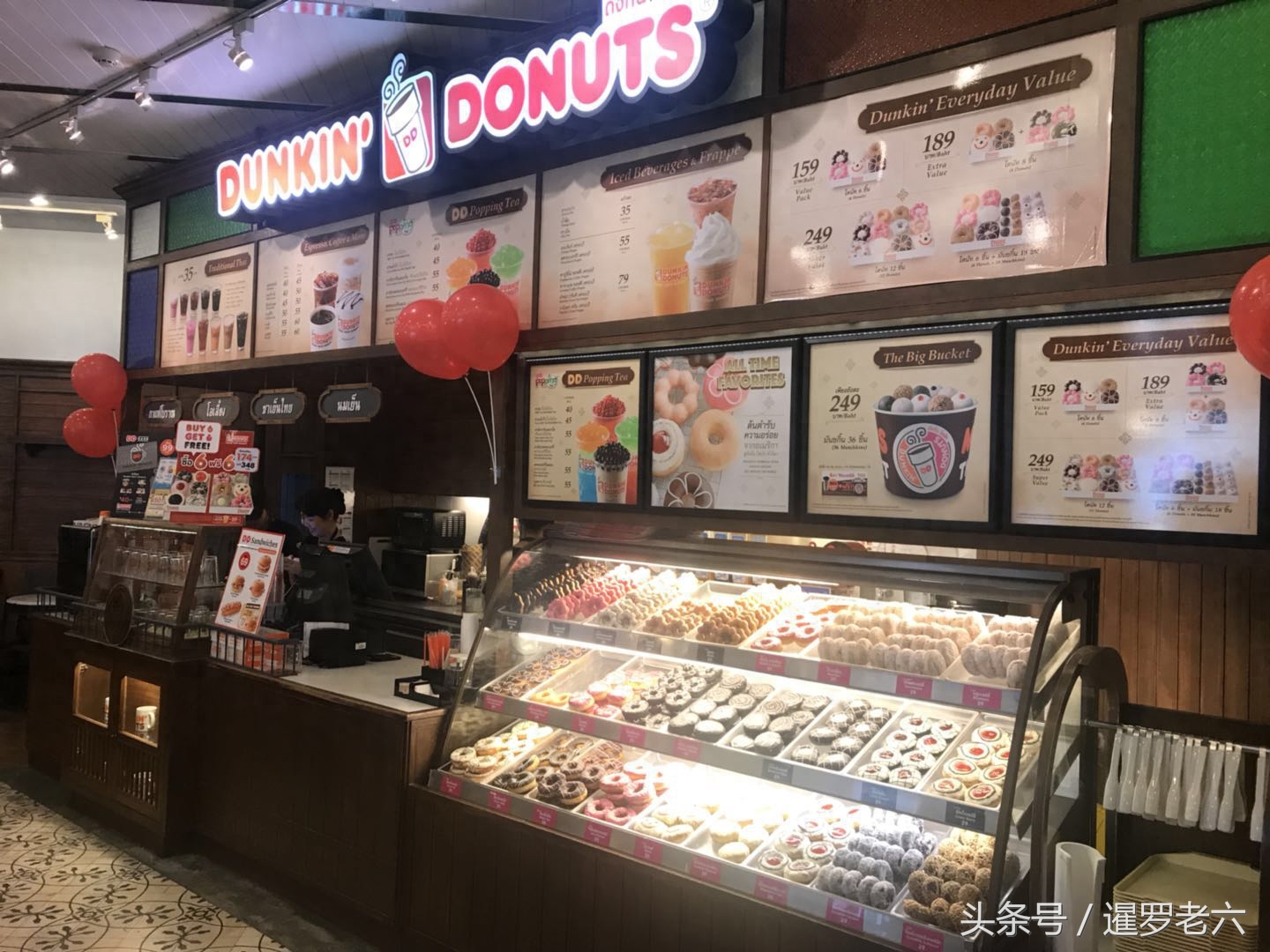 DunkinDonuts老六上周末在曼谷The Walk商场里，品尝了一款甜甜圈三明治！图中是“Dunkin'Donuts”甜甜圈，在国内被翻译成“唐恩都乐”，据说来自美国的马塞诸塞州，这个牌子的甜甜圈在泰