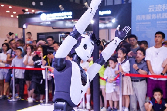中国青年报 | 作者 李瑞璇 张渺原标题：零距离当大模型遇到机器人，“具身智能”时代开启人形机器人离我们有多远机器人在现场进行展示。主办方供图“李白”人形机器人。主办方供